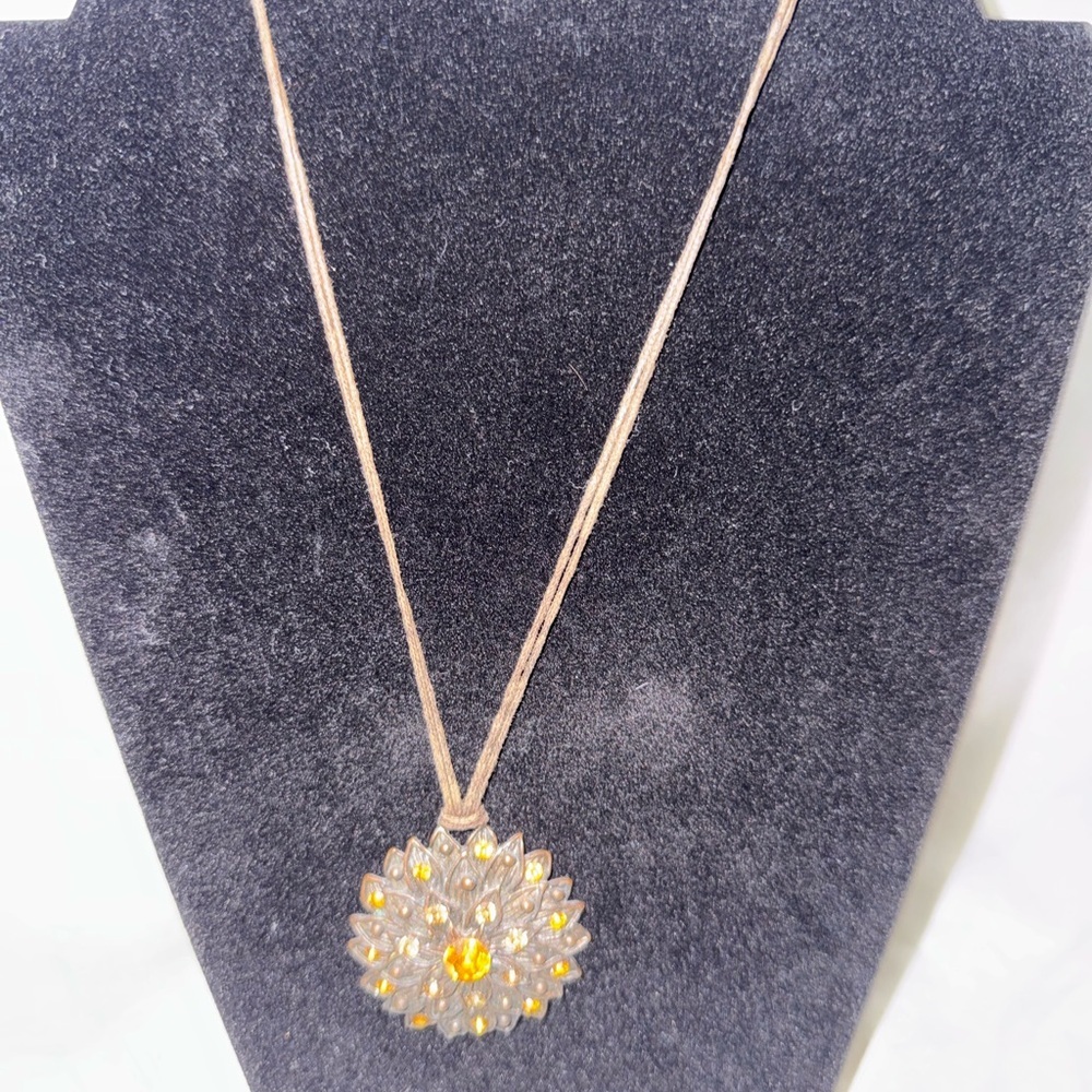 Gold‑Tone Pendant Necklace – Elegant Classic Women’s Jewelry